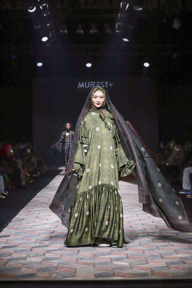 Fashion show koleksi busana muslim Sriwijaya karya Dian Pelangi di Muslim Fashion Festival 2022. Foto: dok. Muffest 2022