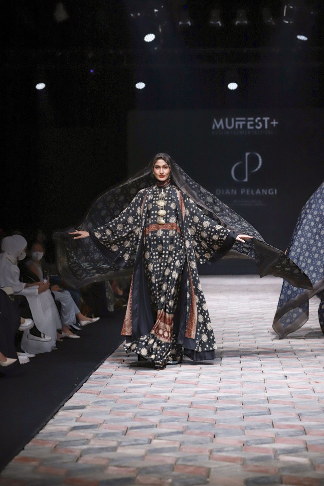 Fashion show koleksi busana muslim Sriwijaya karya Dian Pelangi di Muslim Fashion Festival 2022. Foto: dok. Muffest 2022