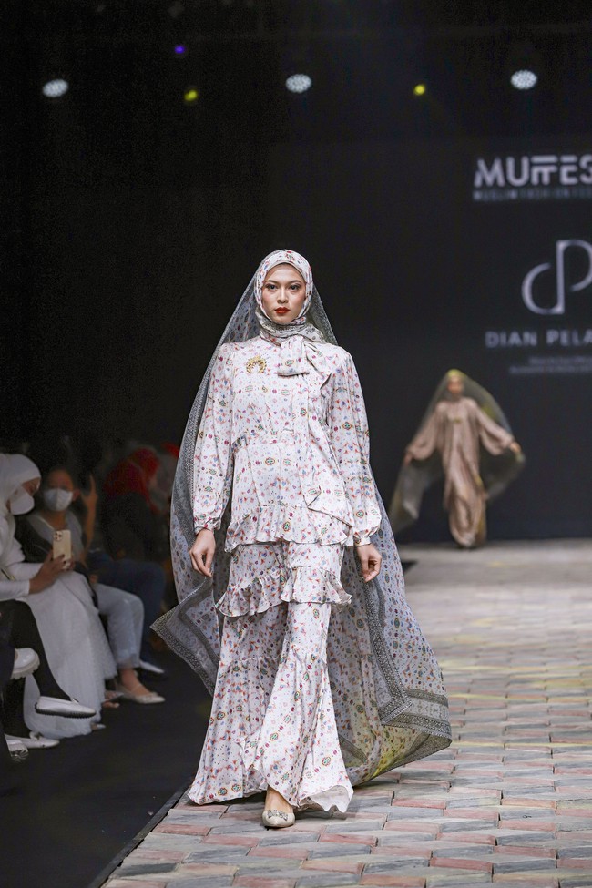 Fashion show koleksi busana muslim Sriwijaya karya Dian Pelangi di Muslim Fashion Festival 2022. Foto: dok. Muffest 2022