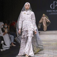 Fashion show koleksi busana muslim Sriwijaya karya Dian Pelangi di Muslim Fashion Festival 2022. Foto: dok. Muffest 2022