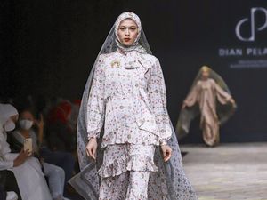 Foto: 8 Koleksi Busana Muslim Terbaru Dian Pelangi di Muffest 2022