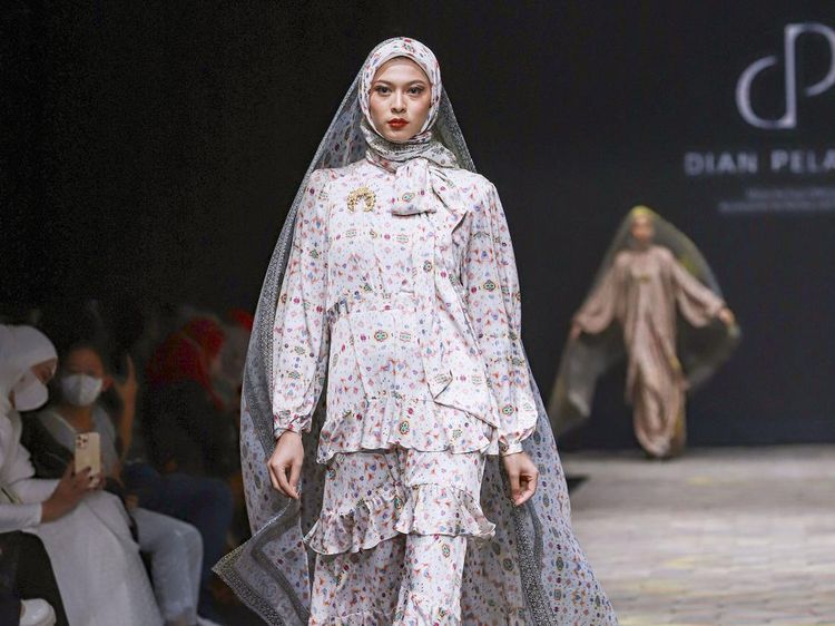 Foto: 8 Koleksi Busana Muslim Terbaru Dian Pelangi di Muffest 2022