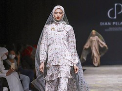 Foto: 8 Koleksi Busana Muslim Terbaru Dian Pelangi di Muffest 2022