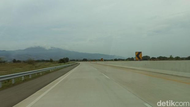 Kondisi jalan tol Sigli Banda Aceh (Sibanceh) yang sepi.