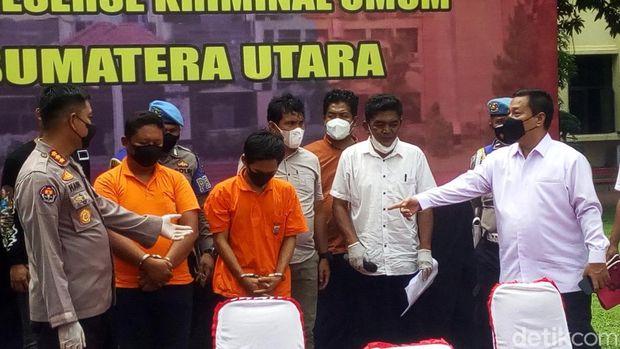 Konferensi Pers di Polda Sumut kasus pelemparan bus