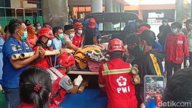 Korban dievakuasi dengan pikap ke RSSA
