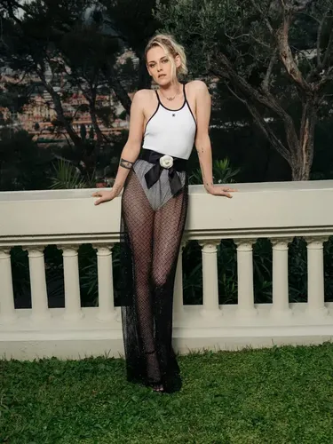 Gaya unik Kristen Stewart di after party fashion show Chanel Cruise Collection 2023, Monako.