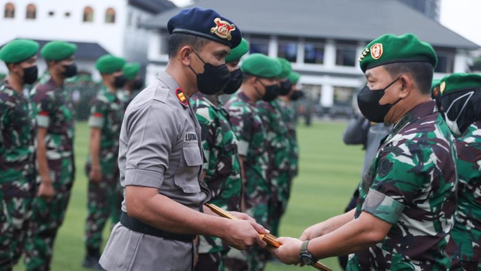 KSAD Jenderal Dudung Abdurachman beri penghargaan ke tim gabungan TNI-Polri yang tangkap pembunuh Sertu Eka di Papua.