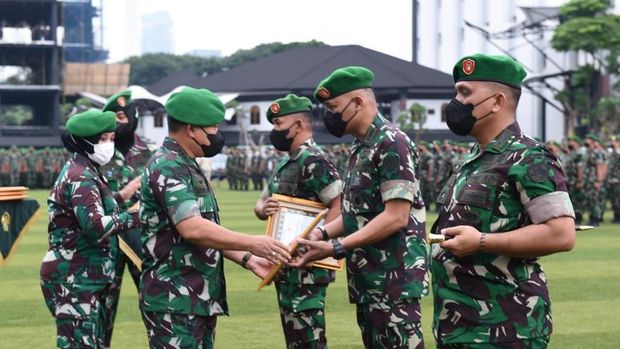 KSAD Jenderal Dudung Abdurachman beri penghargaan ke tim gabungan TNI-Polri yang tangkap pembunuh Sertu Eka di Papua.