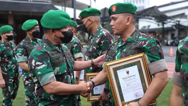 KSAD Jenderal Dudung Abdurachman beri penghargaan ke tim gabungan TNI-Polri yang tangkap pembunuh Sertu Eka di Papua.