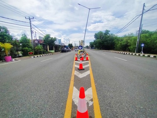 Lampu LPJ yang ditabrak mobil wisatawan asal Jakarta masih dalam kondisi miring di Gilimanuk