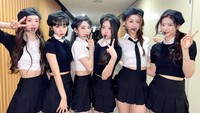 Kostum panggung mereka pun mencuri perhatian publik Korea Selatan. Foto: (dok. Twitter/@le_sserafim)