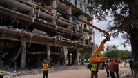 Personel darurat diangkat dengan derek di Hotel Saratoga yang hancur akibat ledakan di Havana, Kuba, Minggu (8/5). Korban tewas akibat ledakan yang melanda hotel ikonik, Hotel Saratoga di Havana, Kuba, bertambah. Korban tewas jadi 25 orang.  