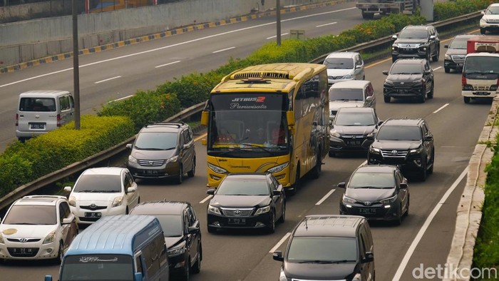 Ruas Tol Lingkar Luar Jakarta atau Tol JORR terpantau ramai oleh pengguna mobil di kawasan Cilandak, Jakarta Selatan, Senin (9/5/2022) pukul 09.00 WIB.