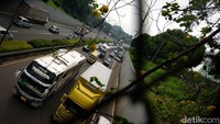 Meski ramai, tidak ada kemacetan di ruas Tol JORR pagi ini.