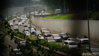 Senin (9/5) ini merupakan hari pertama masuk kerja setelah masa cuti bersama dan libur Lebaran sejak 29 April 2022. Namun, pemerintah menganjurkan pegawai swasta dan pegawai negeri untuk WFH satu minggu usai arus balik.