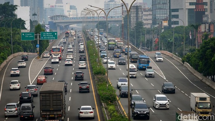 Ruas Tol Lingkar Luar Jakarta atau Tol JORR terpantau ramai oleh pengguna mobil di kawasan Cilandak, Jakarta Selatan, Senin (9/5/2022) pukul 09.00 WIB.