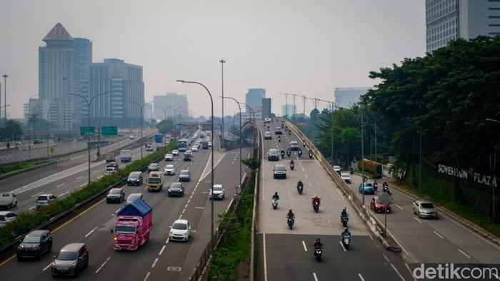 Ruas Tol Lingkar Luar Jakarta atau Tol JORR terpantau ramai oleh pengguna mobil di kawasan Cilandak, Jakarta Selatan, Senin (9/5/2022) pukul 09.00 WIB.