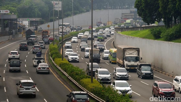 Libur Lebaran Selesai, Jalan Tol di Jakarta Ramai Lagi Ruas Tol Lingkar Luar Jakarta atau Tol JORR terpantau ramai oleh pengguna mobil di kawasan Cilandak, Jakarta Selatan, Senin (9/5/2022) pukul 09.00 WIB.
