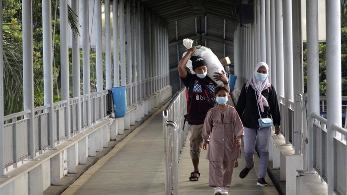 Libur Lebaran Usai, Arus Balik di Pelabuhan Bakauheni Mulai Sepi Geliat arus balik di Pelabuhan Bakauheni, Lampung, terpantau mulai lengang. Pada H+6 lebaran, tak terlihat penumpukan kendaraan maupun penumpang.
