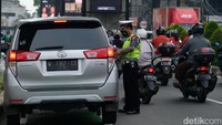 Di Jalan Fatmawati, sebagian besar pengendara mobil yang melintas berpelat ganjil. Lalu-lintas terpantau ramai lancar.  