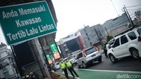 Polisi menerapkan sanksi tilang manual maupun sistem tilang elektronik dengan kamera atau electronic traffic law enforcement (e-TLE).  