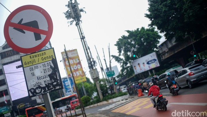 Polisi menindak pelanggar ganjil genap di Jalan Fatmawati, Jakarta Selatan, Senin (9/5/2022).