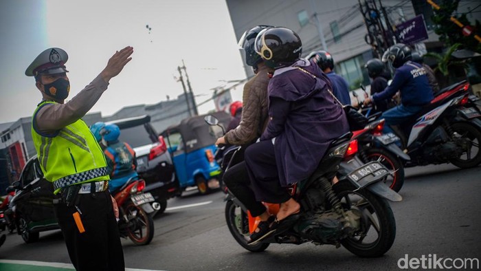 Libur Lebaran Usai, Ganjil Genap di Jakarta Berlaku Lagi Polisi menindak pelanggar ganjil genap di Jalan Fatmawati, Jakarta Selatan, Senin (9/5/2022).