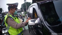 Misalnya pada 9 Mei 2022, berarti hanya kendaraan berpelat ganjil yang boleh melintas di beberapa ruas jalan yang ditetapkan. Sedangkan kendaraan yang plat belakangnya bernomor genap, tidak diperkenankan lewat.  