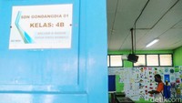 Aturan libur sekolah diperpanjang ini tidak berlaku bagi guru atau tenaga kependidikan di instansi pendidikan. Mengutip dari laman Disdik Jawa Barat, jadwal masuk bagi guru tetap pada Senin (9/5/2022) sesuai dengan Surat Edaran (SE) Gubernur No. 53/OT.03/Org tentang Hari Libur Nasional dan Cuti Bersama Tahun 2022.