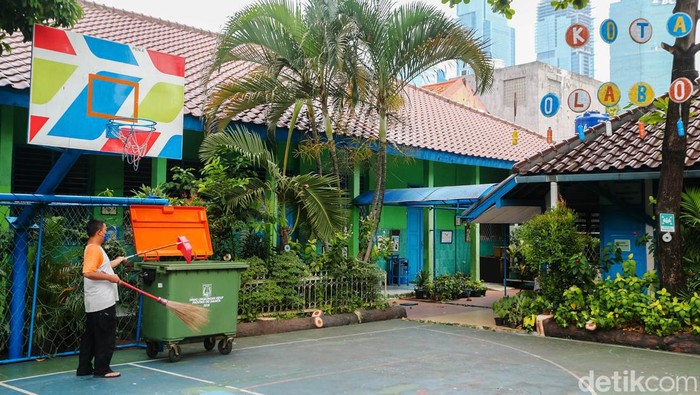 Libur Sekolah Diperpanjang Petugas tengah melakukan pembersihan di  SDN Gondangdia 01 Jakarta, Senin (9/5/2022). Pemerintah memperpanjang liburan sekolah selama tiga hari yaitu 8-11 Mei 2022 di tiga provinsi yakni DKI Jakarta, Banten, dan Jawa Barat.