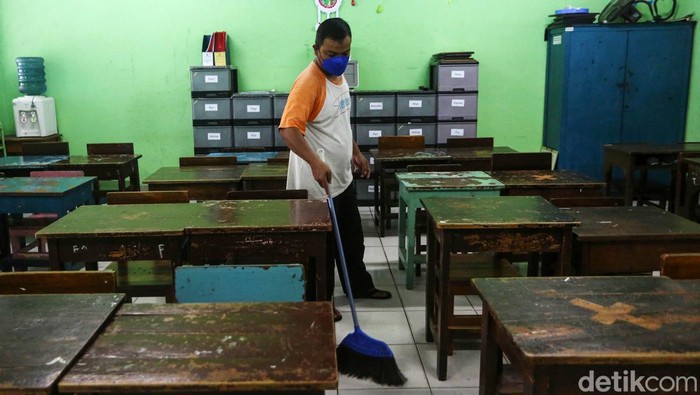 Petugas tengah melakukan pembersihan di  SDN Gondangdia 01 Jakarta, Senin (9/5/2022). Pemerintah memperpanjang liburan sekolah selama tiga hari yaitu 8-11 Mei 2022 di tiga provinsi yakni DKI Jakarta, Banten, dan Jawa Barat.