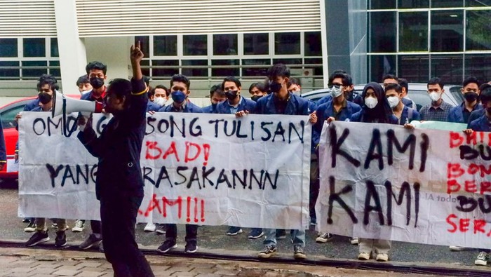 Mahasiswa ITK menggelar aksi demo tuntut Rektor Prof Budi Santosa minta maaf dan mundur dari jabatan