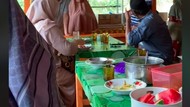 Sekeluarga Numpang Makan di Rumah Warga hingga Nasi Padang Sebaskom Rp 100 Ribu