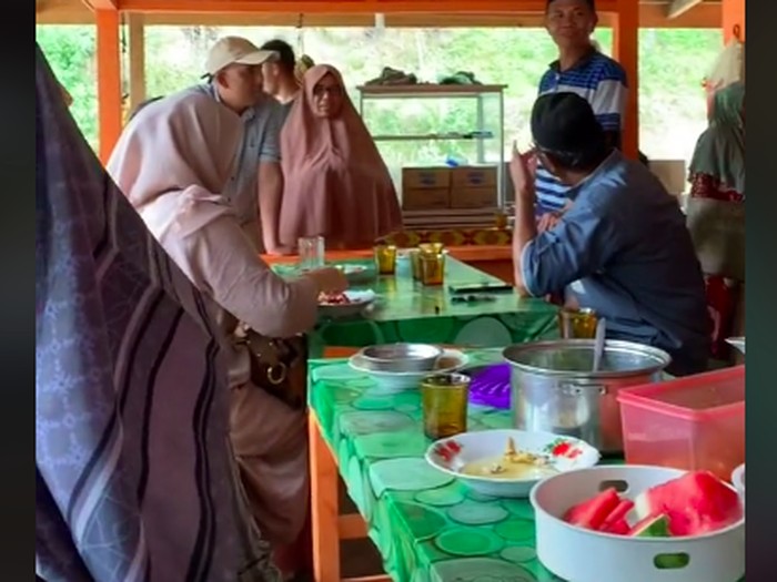 Makan di rumah orang yang dikira warung makan