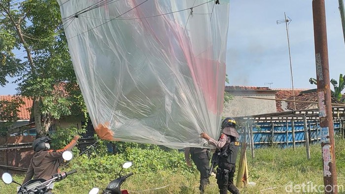 Marak balon udara terbang liar di Kota Pekalongan, Senin (9/5/2022).