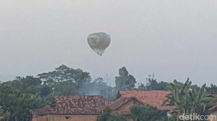 Marak balon udara terbang liar di Kota Pekalongan, Senin (9/5/2022).