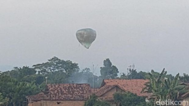 Marak balon udara terbang liar di Kota Pekalongan, Senin (9/5/2022).