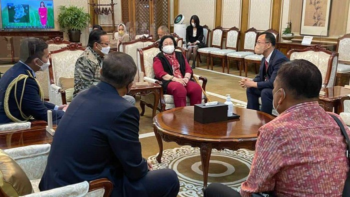 Pesawat yang membawa rombongan Presiden Ke-5 RI sekaligus Ketua Umum DPP PDI Perjuangan (PDIP) Megawati Soekarnoputri mendarat di Seongnam, Seoul, Korea Selatan (Korsel), Minggu (8/5). Megawati akan menghadiri pelantikan Presiden Korsel Yoon Suk Yeol dan menerima gelar profesor kehormatan.