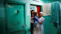 Gladys Blanco, yang menyamar sebagai Putri Elsa menggendong putrinya, Ciela, di penjara ke-33 di Los Hornos.