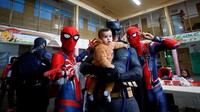 Untuk menghibur anak-anak tahanan, para relawan berdandan dengan kostum superhero seperti Batman, Iron Man, Spiderman hingga Putri Elsa.