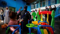 Damian Gomez, yang menyamar sebagai superhero buku komik Batman, bermain dengan putri seorang narapidana selama kunjungan di penjara ke-33 di Los Hornos.
