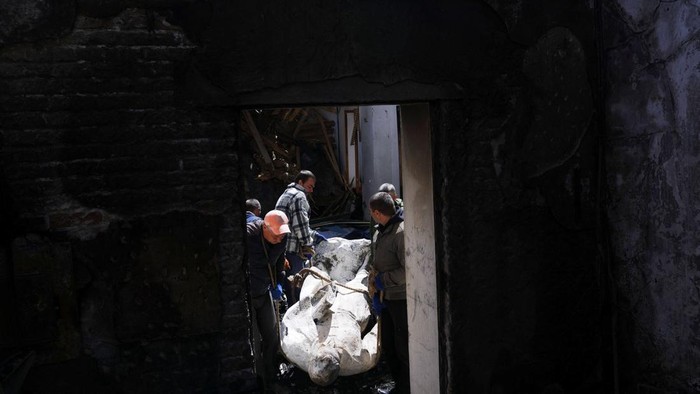 Mengais Sisa-sisa Benda Sejarah di Museum Ukraina Usai Dibom Rusia Employees remove the statue of Ukrainian philosopher Hryhoriy Skovoroda after a Russian bombing hit the Hryhoriy Skovoroda Literary Memorial Museum, amid Russia's attack on Ukraine, in Skovorodynivka village near Kharkiv, Ukraine, May 7, 2022. REUTERS/Ricardo Moraes TPX IMAGES OF THE DAY