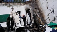 Karyawan mengevakuasi patung filsuf Ukraina Hryhoriy Skovoroda di Museum Memorial Sastra Hryhoriy Skovoroda, Kharkiv, Ukraina, Sabtu (7/5/2022) waktu setempat.