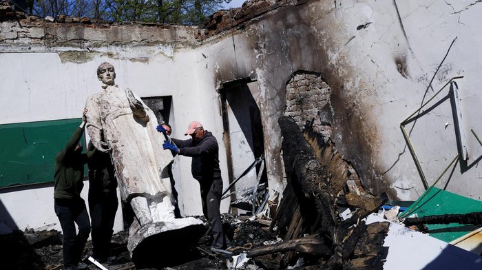 Mengais Sisa-sisa Benda Sejarah di Museum Ukraina Usai Dibom Rusia Employees remove the statue of Ukrainian philosopher Hryhoriy Skovoroda after a Russian bombing hit the Hryhoriy Skovoroda Literary Memorial Museum, amid Russia's attack on Ukraine, in Skovorodynivka village near Kharkiv, Ukraine, May 7, 2022. REUTERS/Ricardo Moraes TPX IMAGES OF THE DAY