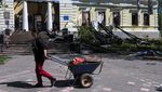 Mengais Benda Bersejarah di Museum Ukraina yang Hancur Dibom Rusia