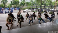 Antrean nampak terlihat di Mal Pelayanan Publik Jakarta yang berada di bilangan Kuningan, Jakarta Selatan, Senin (9/5/2022).  