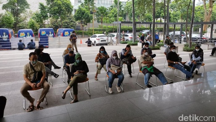 Mengintip Mal Layanan Publik DKI Usai Libur Lebaran Antrean panjang nampak terlihat di Mal Pelayanan Publik Jakarta yang berada di bilangan Kuningan, Jakarta Selatan, Senin (9/5/2022).