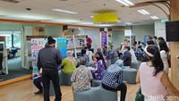 Hari ini antrean panjang nampak pada pengurusan perpanjangan SIM yang dibuka kepolisian di Mal Pelayanan Publik. Setidaknya hingga pukul 11.00 WIB  sudah ada 100-an lebih antrean yang dilayani.  