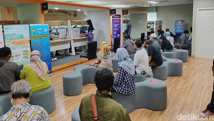 Antrean panjang nampak terlihat di Mal Pelayanan Publik Jakarta yang berada di bilangan Kuningan, Jakarta Selatan, Senin (9/5/2022).
